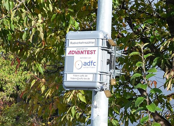 Nahaufnahme des Radverkehrszählers am Laternenmast
