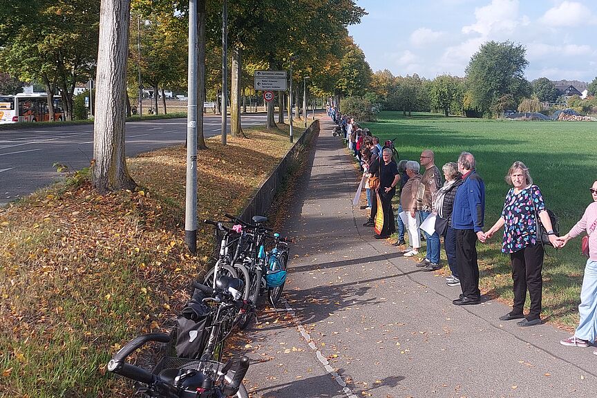 Die Menschenkette steht Die Menschenkette steht