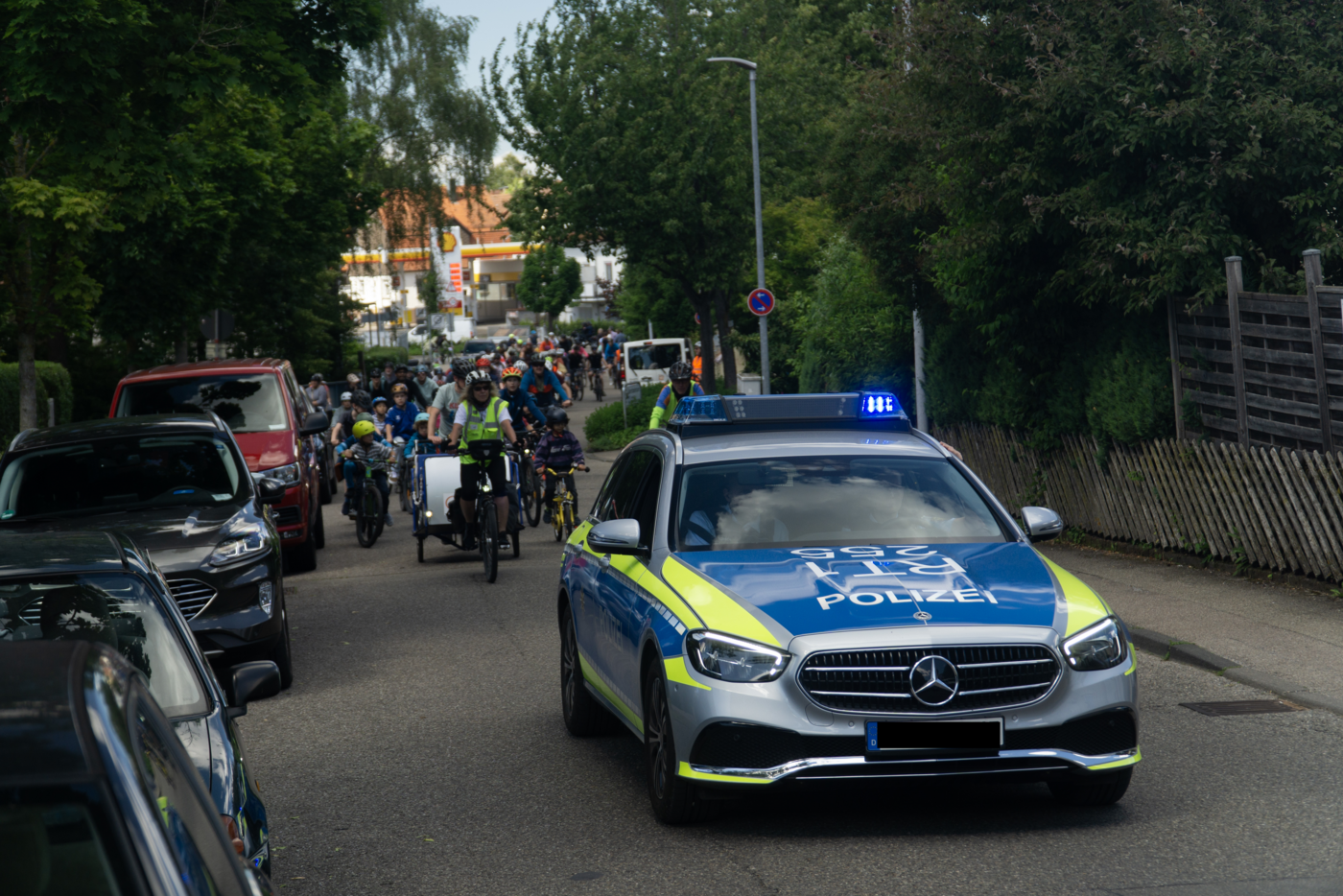 Die Polizei macht den Weg frei.