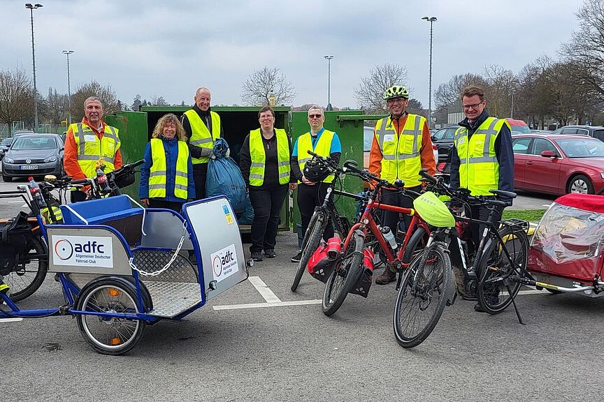 ADFC Team bei der Stadtputzete in Leinfelden-Echterdingen am 29.3.2025 Helfer des ADFC auf den Fildern mit Warnwesten und Fahrrädern und Fahrradanhängern vor einem Müllcontainer
