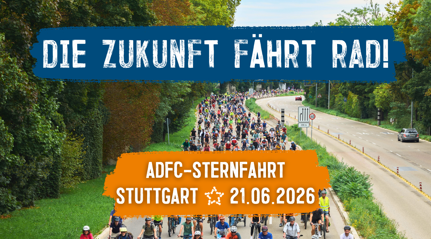Foto von der Rad-Sternfahrt 2025 mit vielen Radfahrenden auf einer breiten Straße. "Die Zukunft fährt Rad!" "ADFC-Sternfahrt Stuttgart 21.06.2026"
