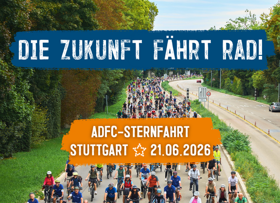 Foto von der Rad-Sternfahrt 2025 mit vielen Radfahrenden auf einer breiten Straße. "Die Zukunft fährt Rad!" "ADFC-Sternfahrt Stuttgart 21.06.2026"