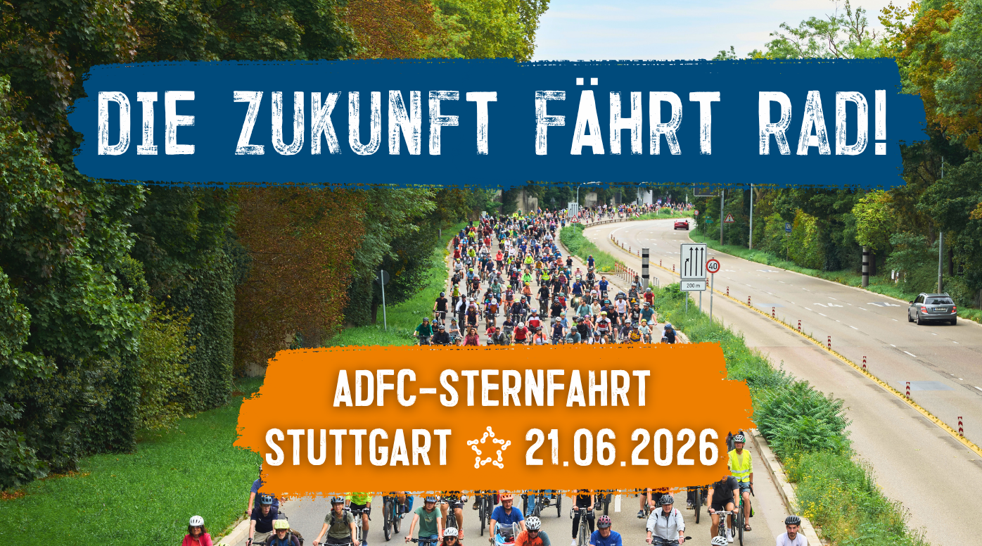 Foto von der Rad-Sternfahrt 2025 mit vielen Radfahrenden auf einer breiten Straße. "Die Zukunft fährt Rad!" "ADFC-Sternfahrt Stuttgart 21.06.2026"