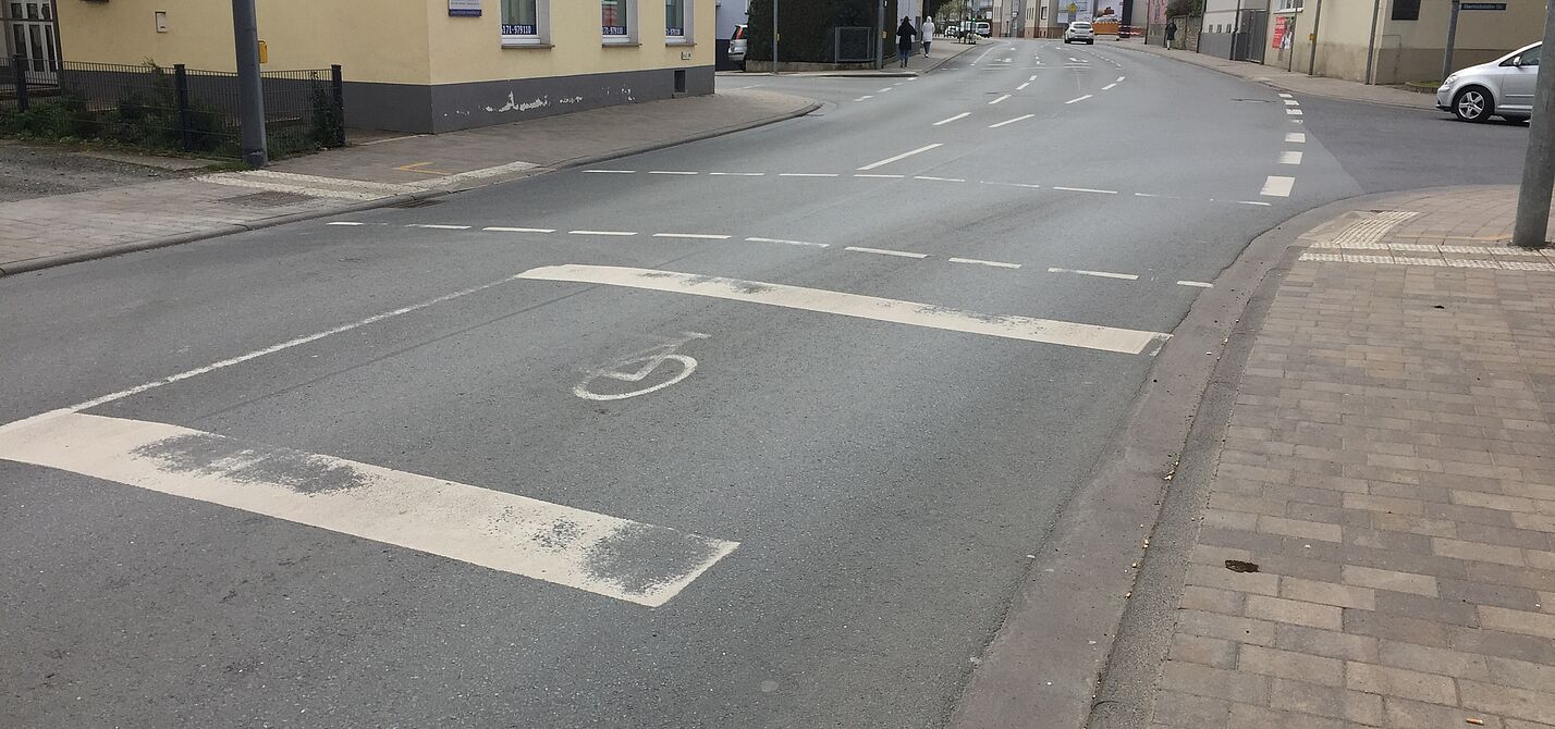 Straßenkreuzung mit Haltelinie