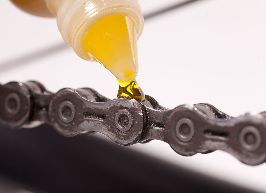 Fahrradpflege: Fahrradkette ölen Öl wird auf die Fahrradkette geträufelt